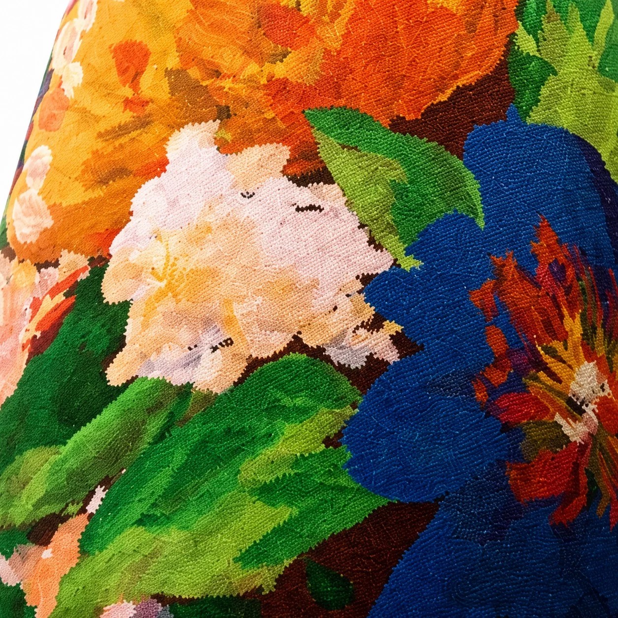Detailopname van een lampenkap van stof met bloemenprint
