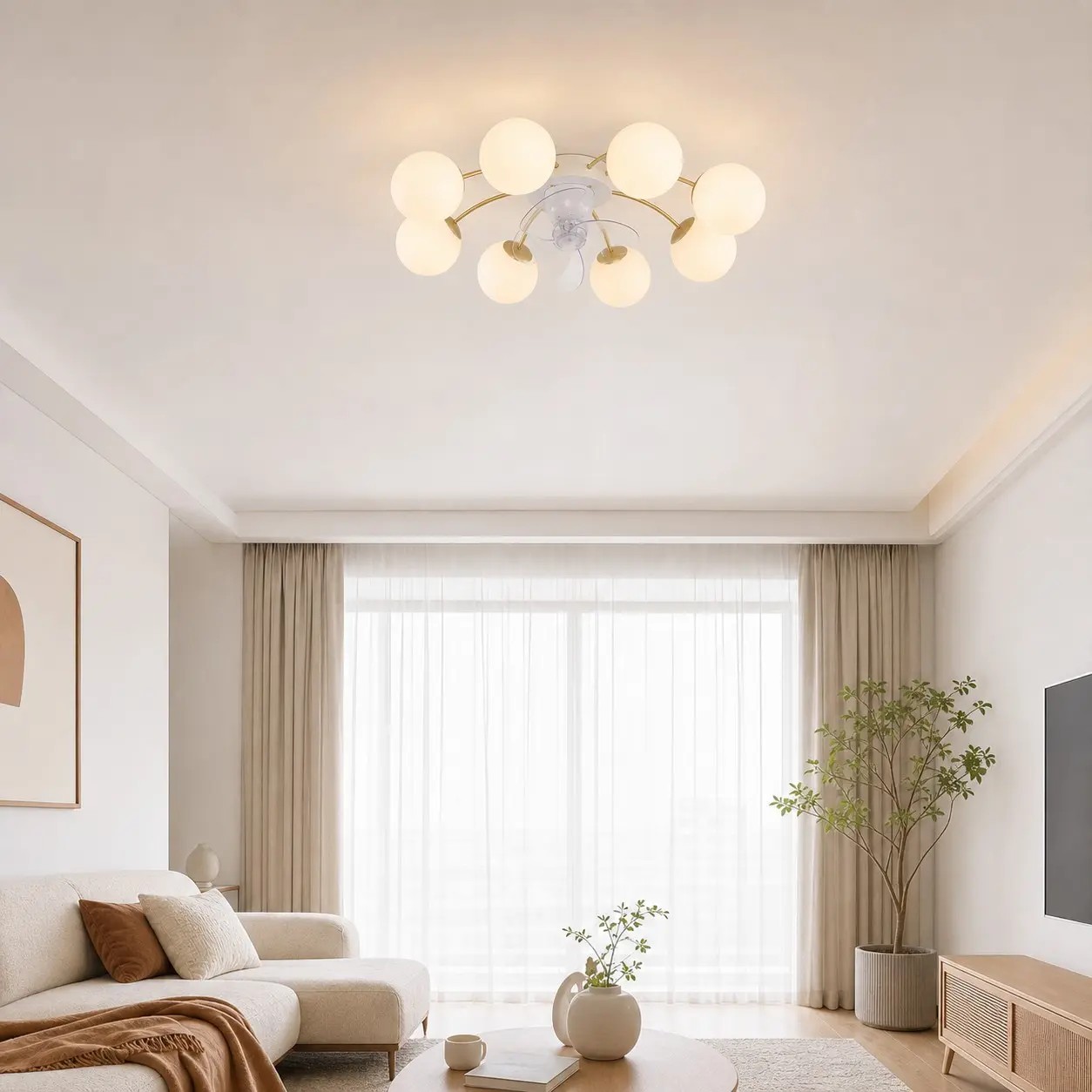 Ventilador de techo blanco y dorado con luz en una luminosa sala de estar moderna.
