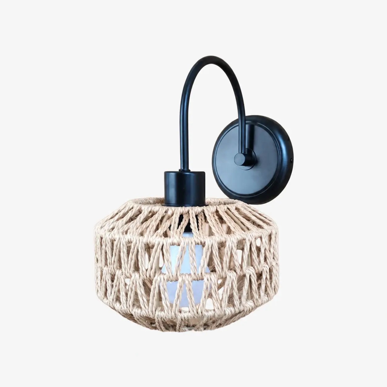Shade B wandlamp van geweven rotan in matzwart.