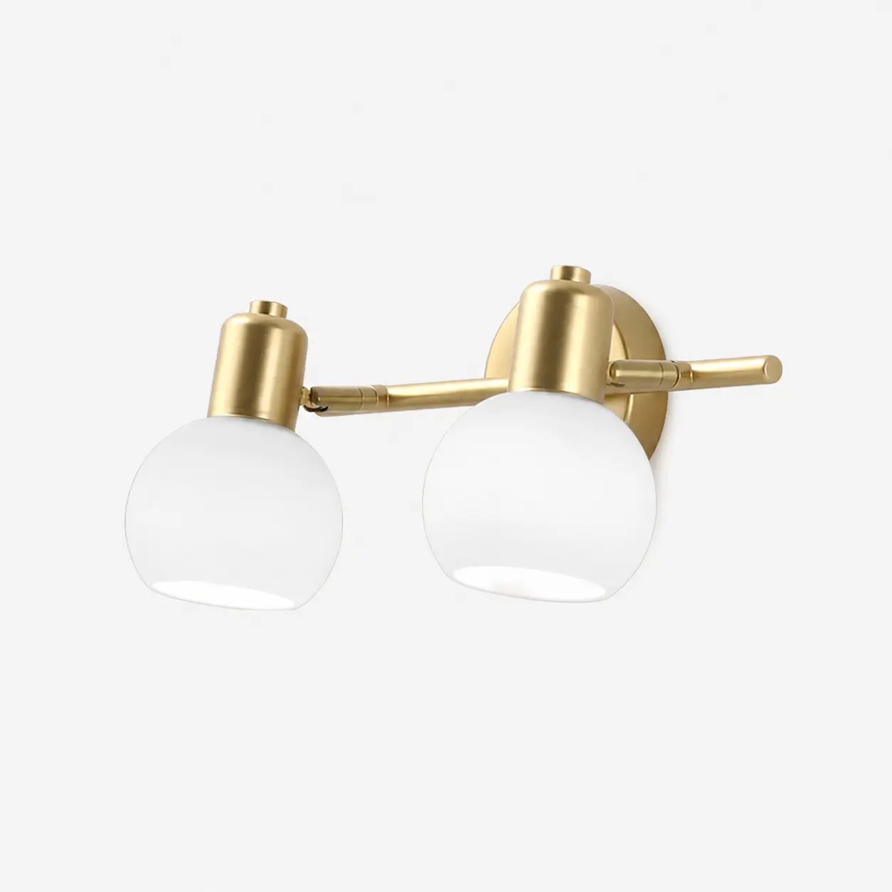 Aplique de pared de hierro dorado de dos luces con pantallas de cristal.