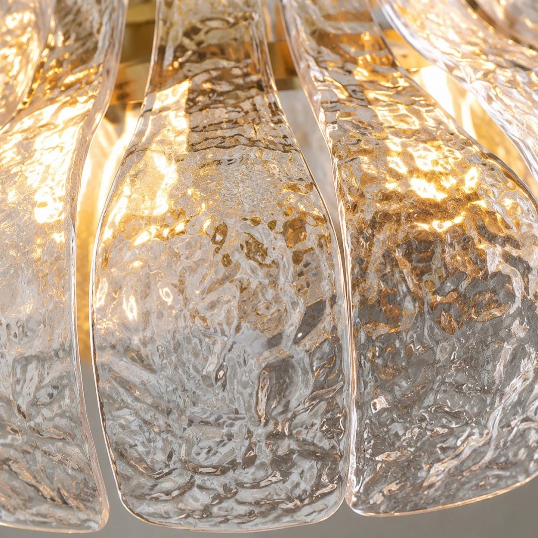 Detail van de textuur van een bloemblaadje van gehamerd transparant glas