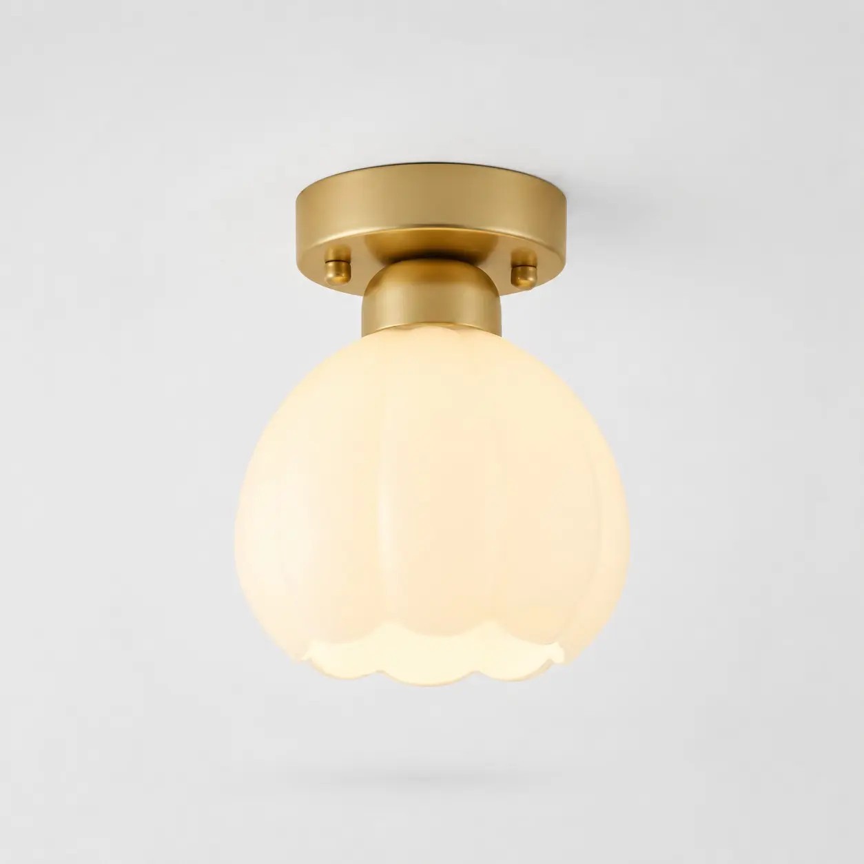Plafondlamp in de vorm van een bloem van ijzer met een gouden afwerking en melkglas.