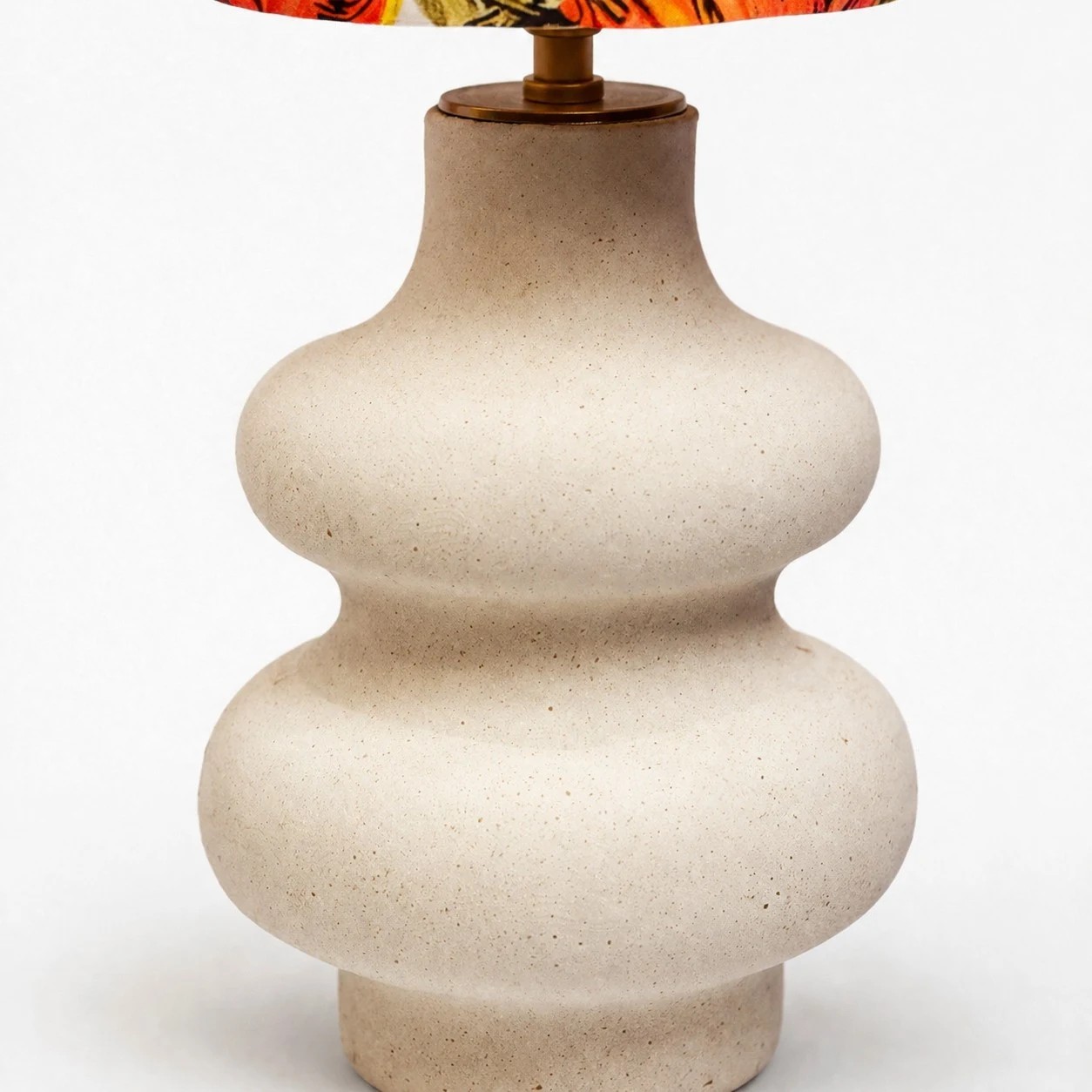 Detailweergave van de afgeronde, handgemaakte keramische lampvoet.