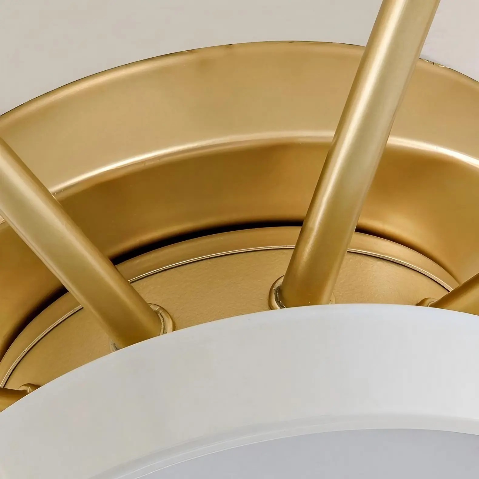 Primer plano de la conexión entre el marco dorado y la pantalla.