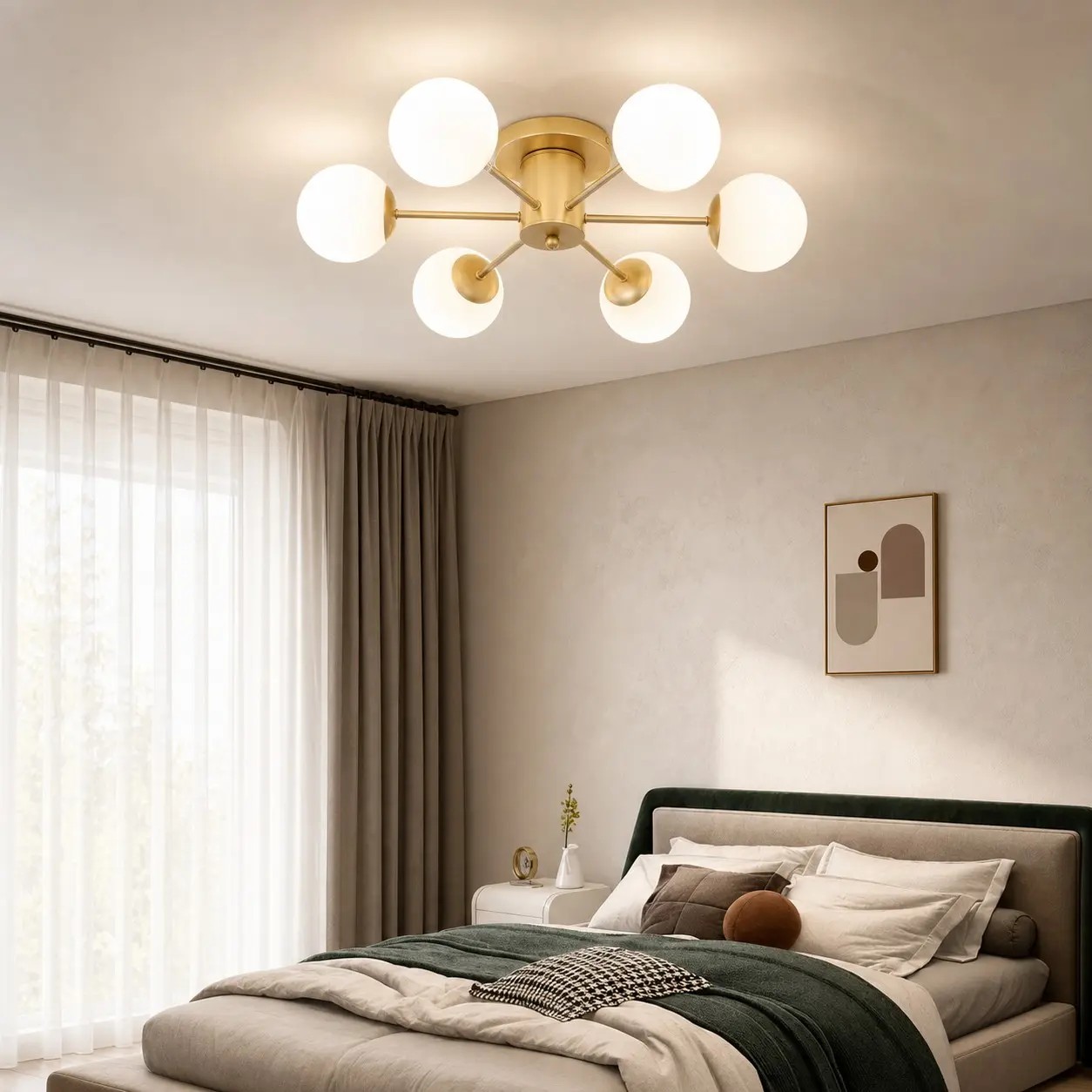 Gouden bolvormige plafondlamp in een rustige, moderne slaapkamer