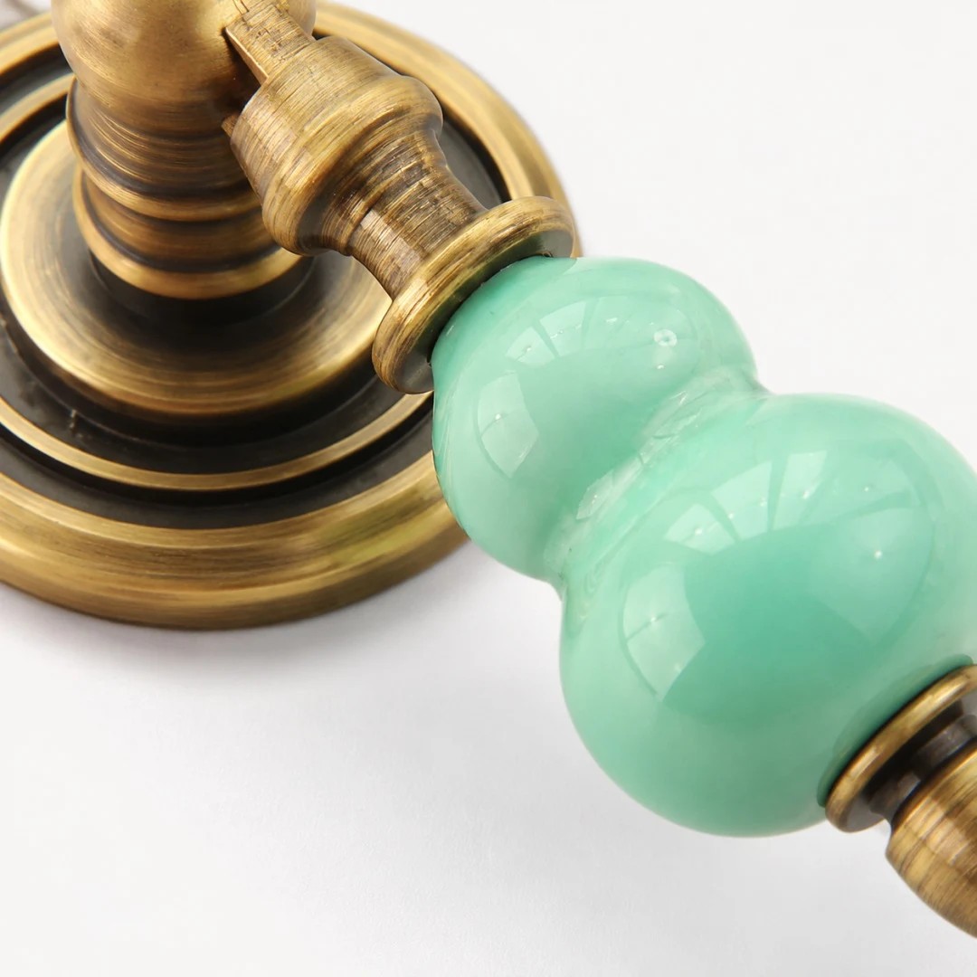 Maniglia in ceramica blu-verde con base in bronzo anticato