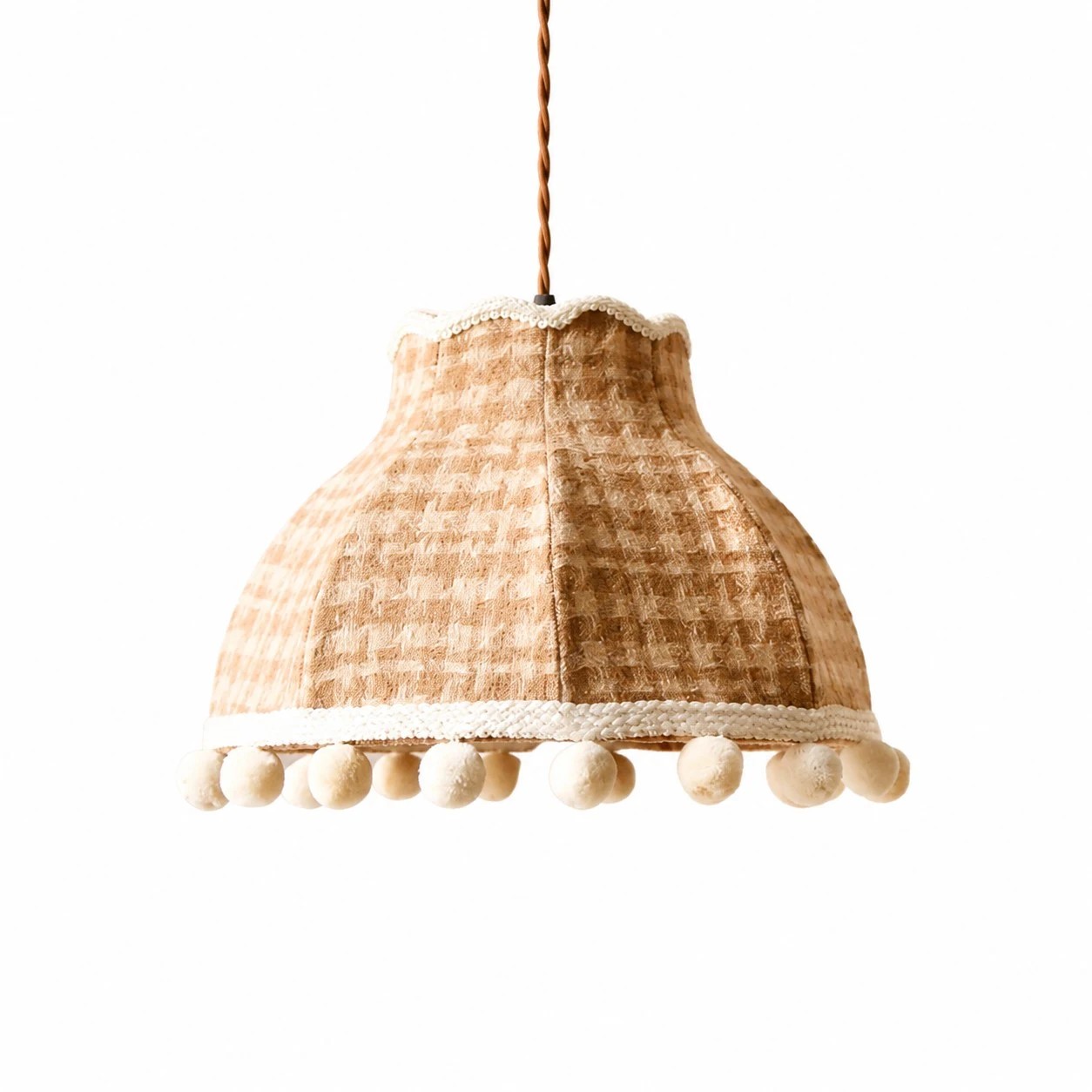Suspension lumineuse en tissu à pompons couleur crème française