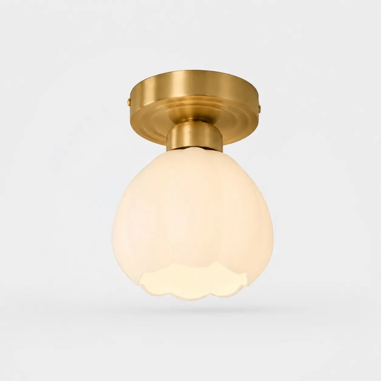 Plafondlamp in de vorm van een bloem, volledig van koper en melkglas.