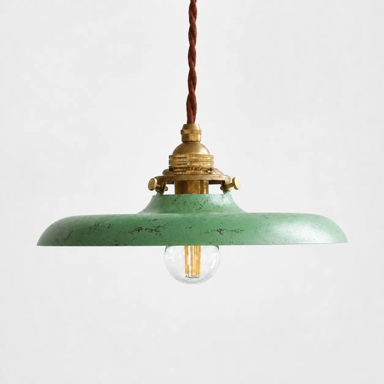 Suspension industrielle verte vieillie