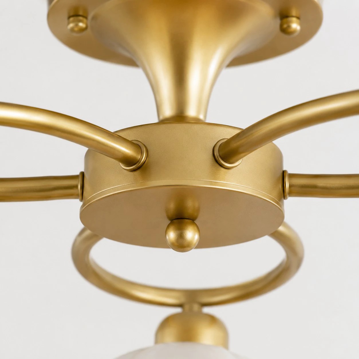 Messingkleurige centrale verbinding en gebogen armdetails