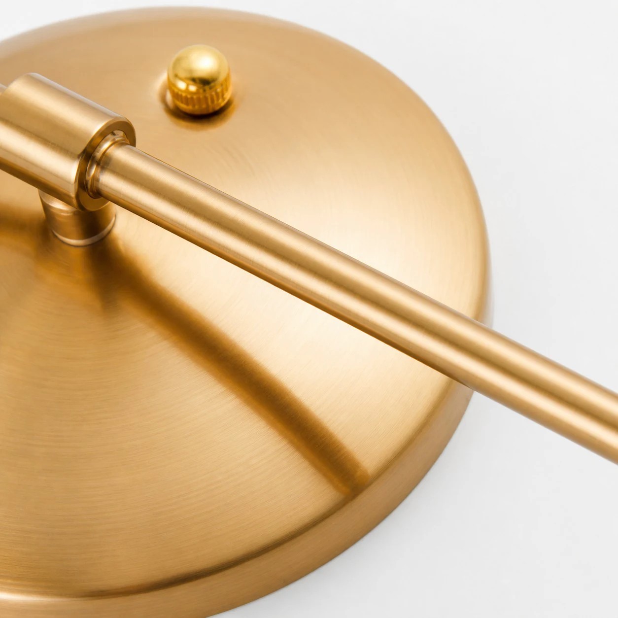 Geborsteld gouden wandplaat en gebogen armleuningdetail