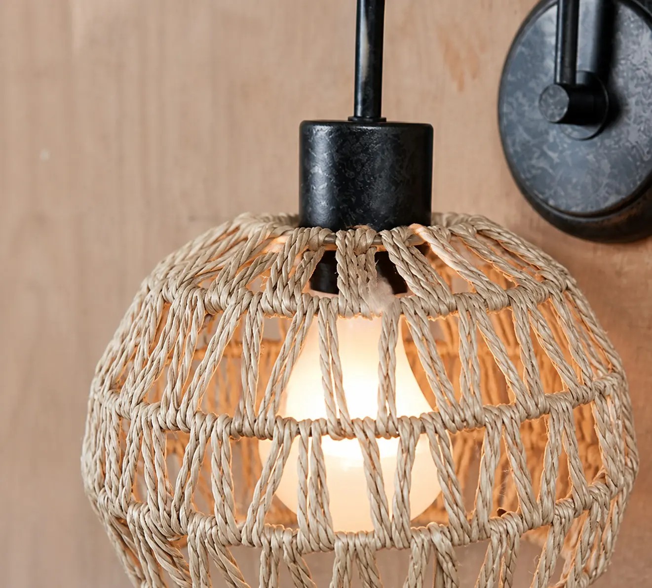 Detailweergave van de handgeweven rotan schaduwconstructie.