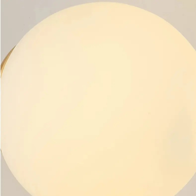 Close-up van de zacht diffuus verlichte glazen bolvormige lampenkap.