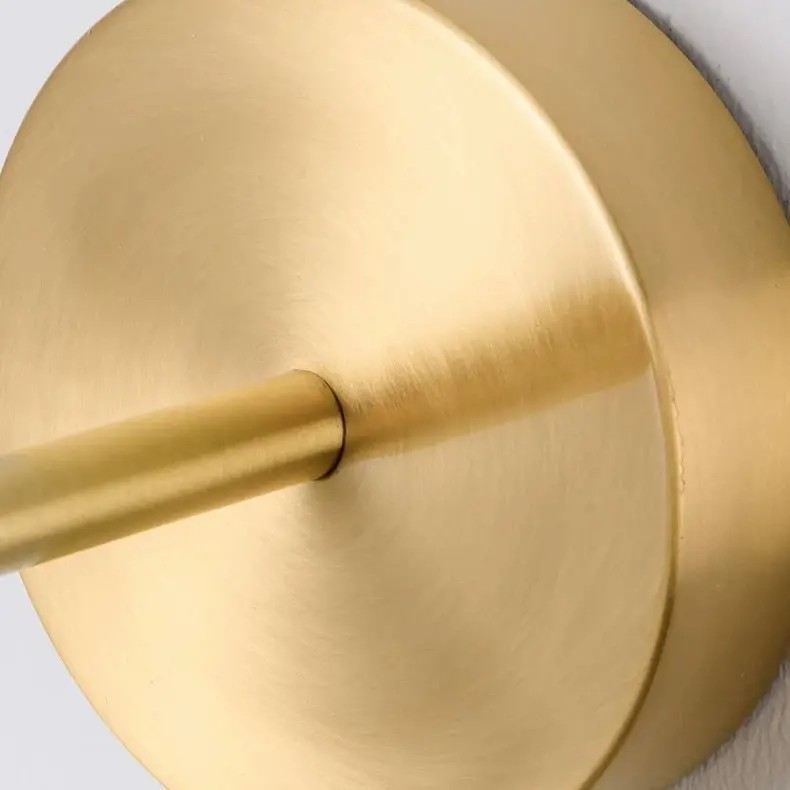 Detail van de achterplaat van geborsteld messing