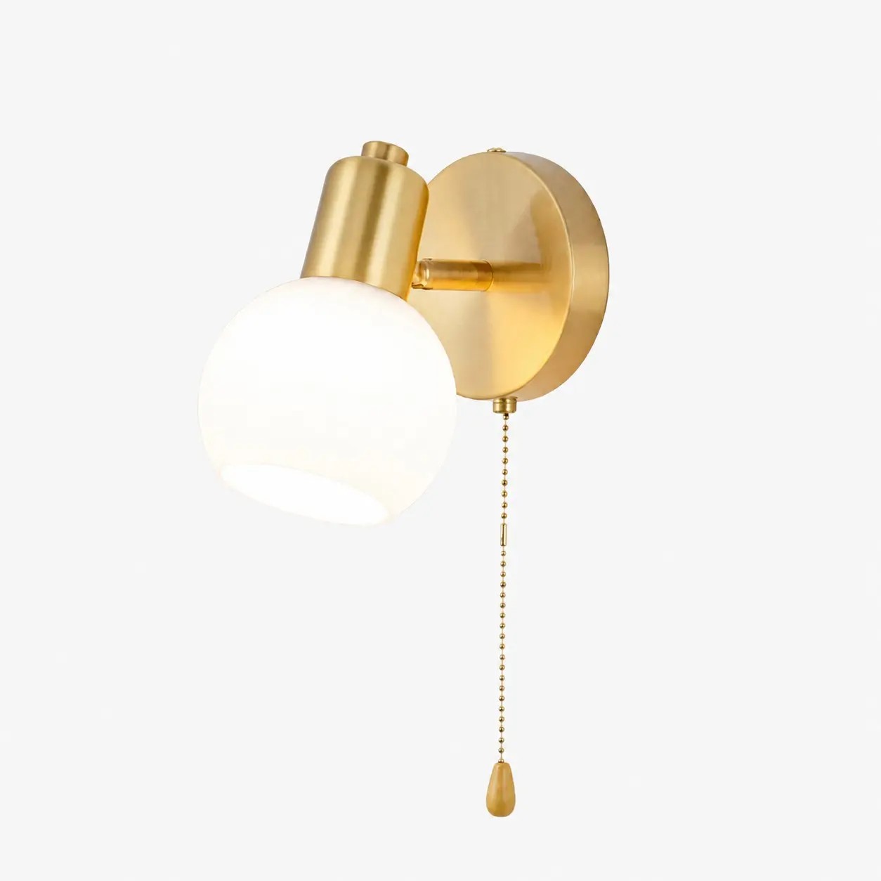 Aplique de pared individual de latón dorado con cadena para tirar.