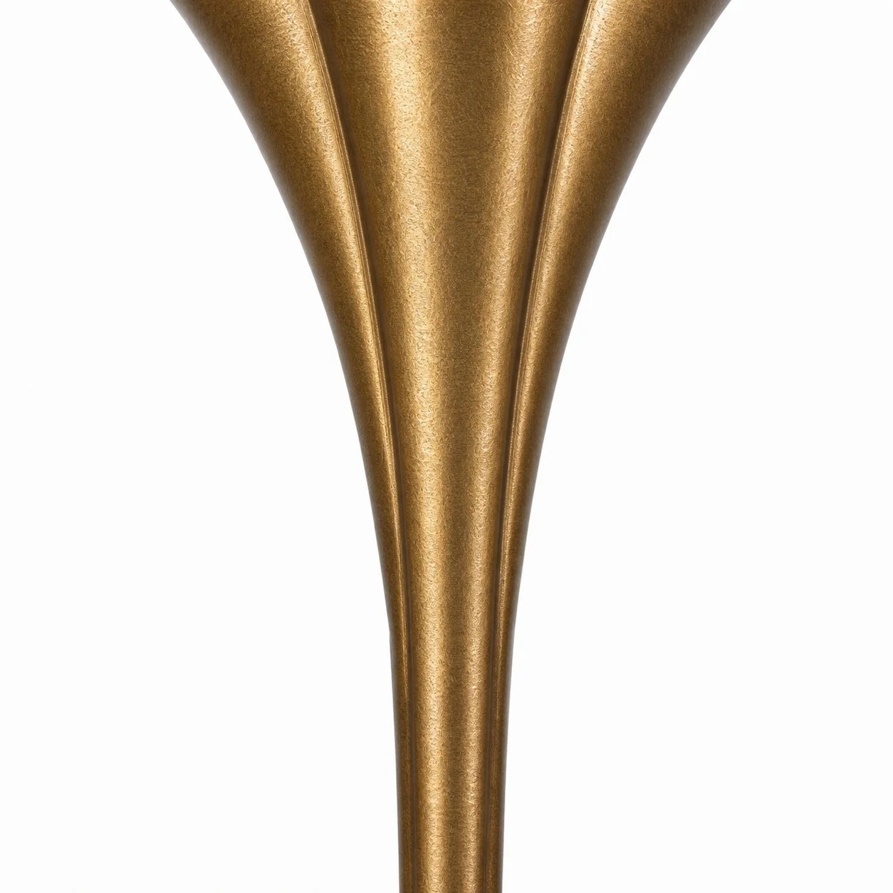 Detailweergave van de lange, taps toelopende steel van de messing wandlamp.