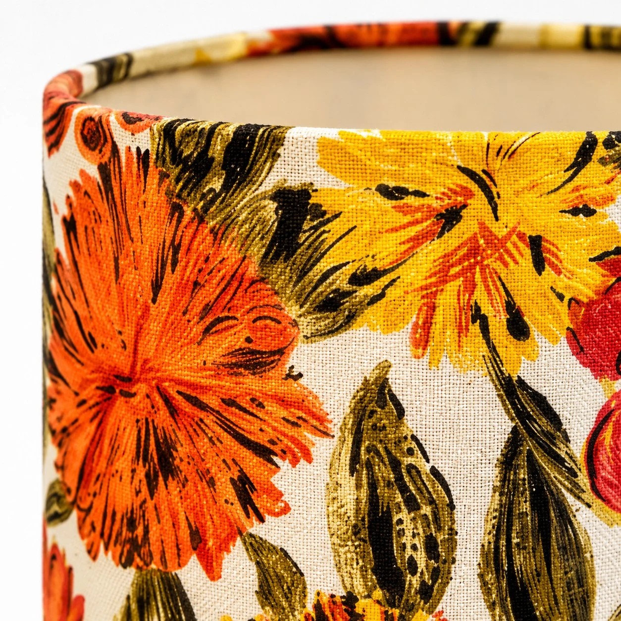 Detailopname van een geïmporteerde Liberty-bloemenstof voor een lampenkap.
