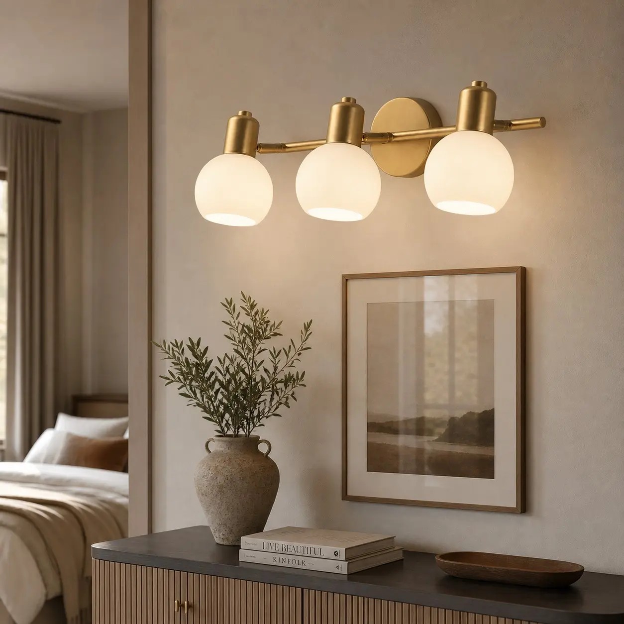 Aplique de pared dorado de tres luces en un pasillo elegante.