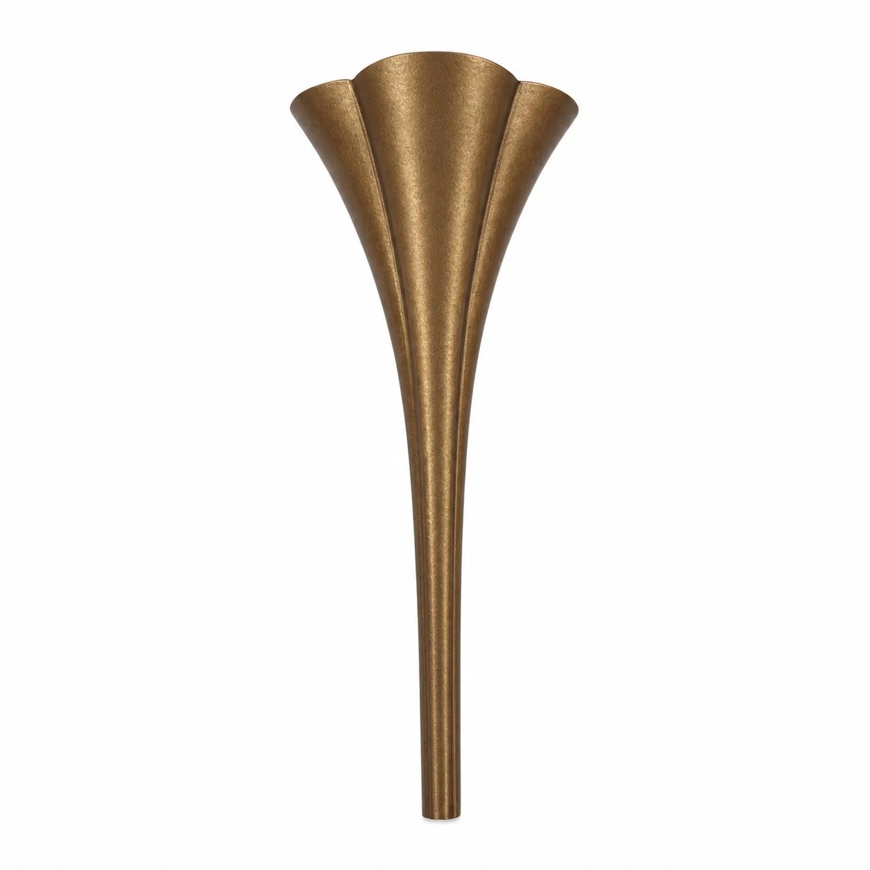 Verouderde messing trompetvormige wandlamp op een strakke achtergrond.