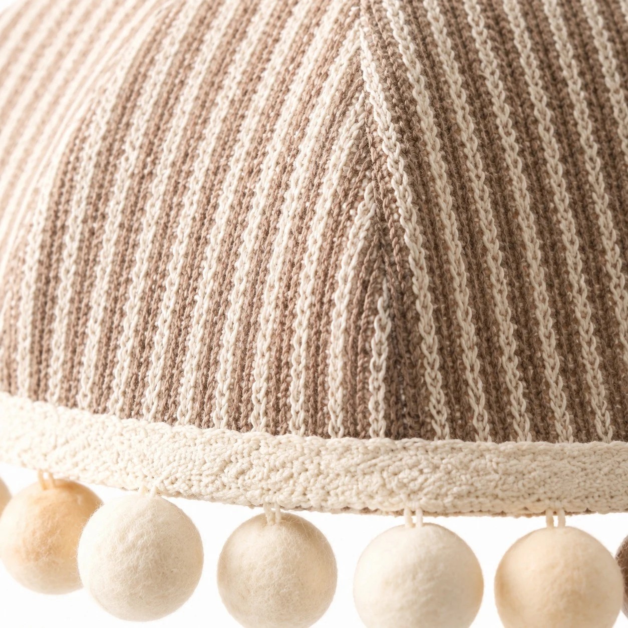 Suspension lumineuse en tissu à pompons couleur crème française