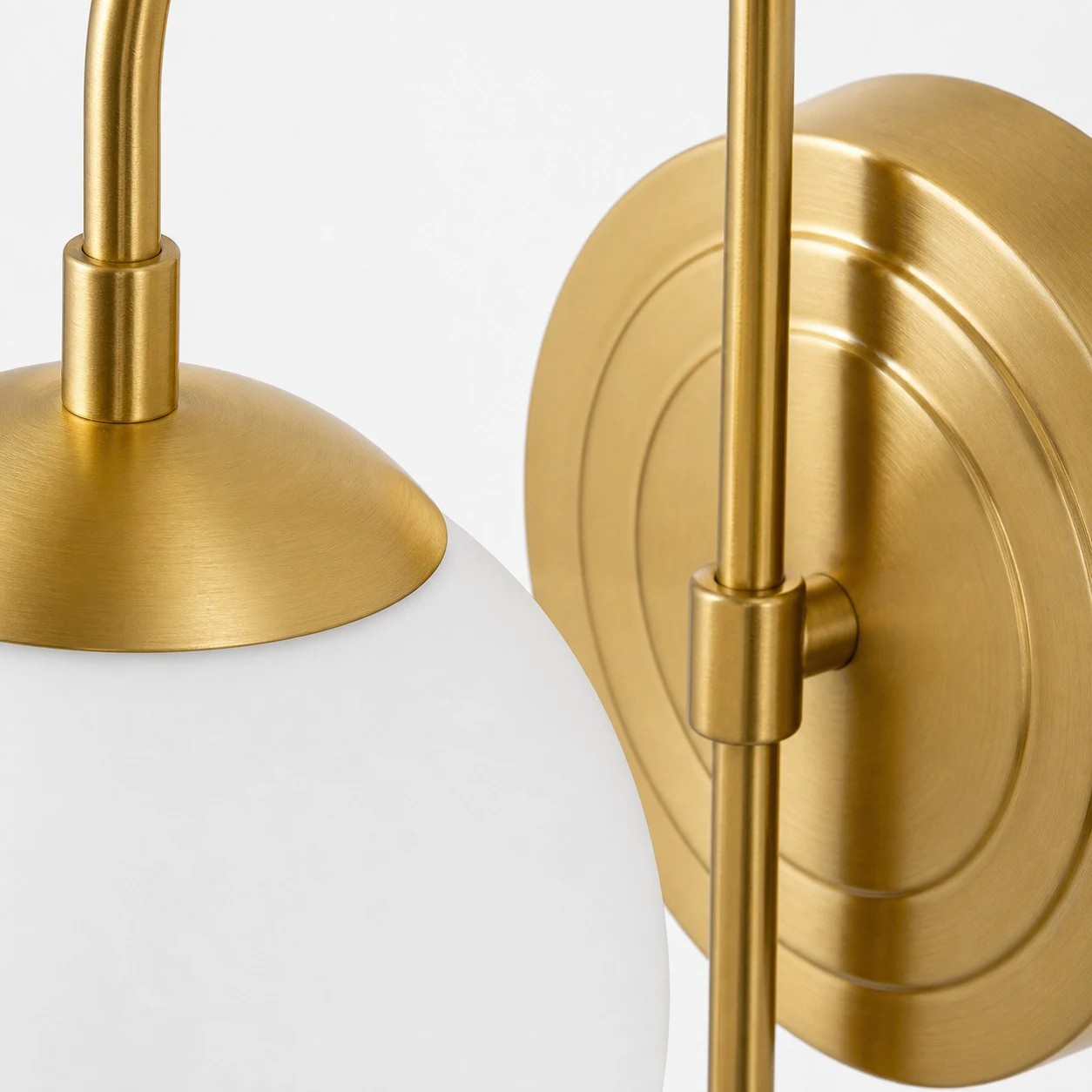 Gouden metalen lampenkaphouder en verstelbare arm.