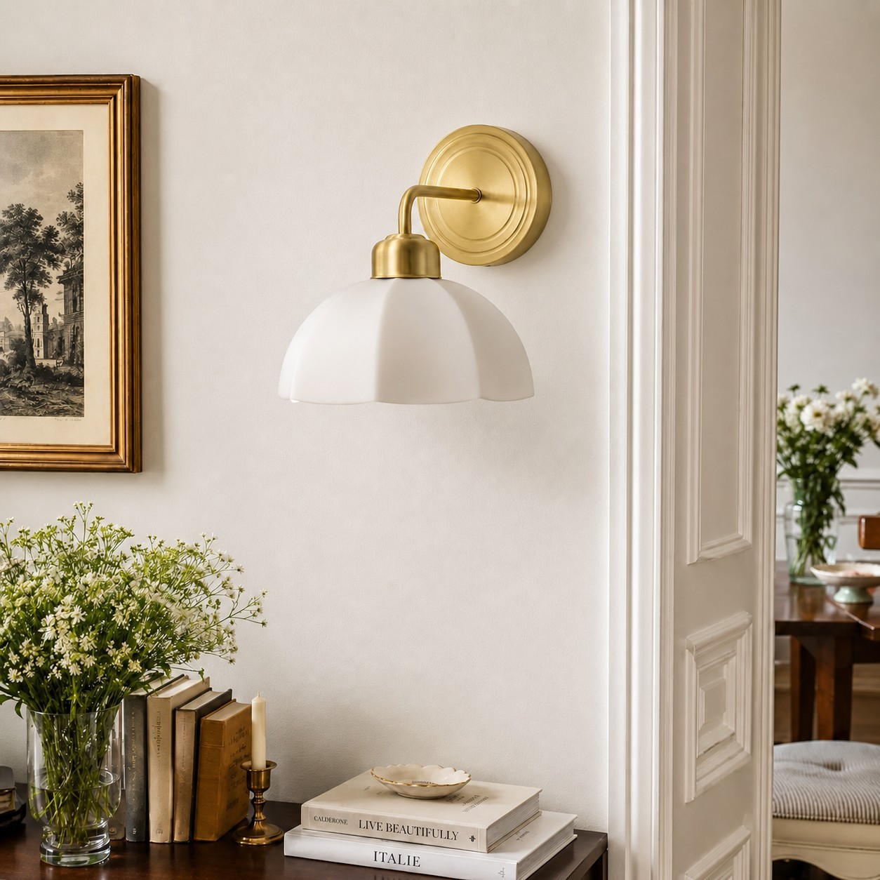 Lámpara de pared de cristal opalino con estilo clásico de recibidor.