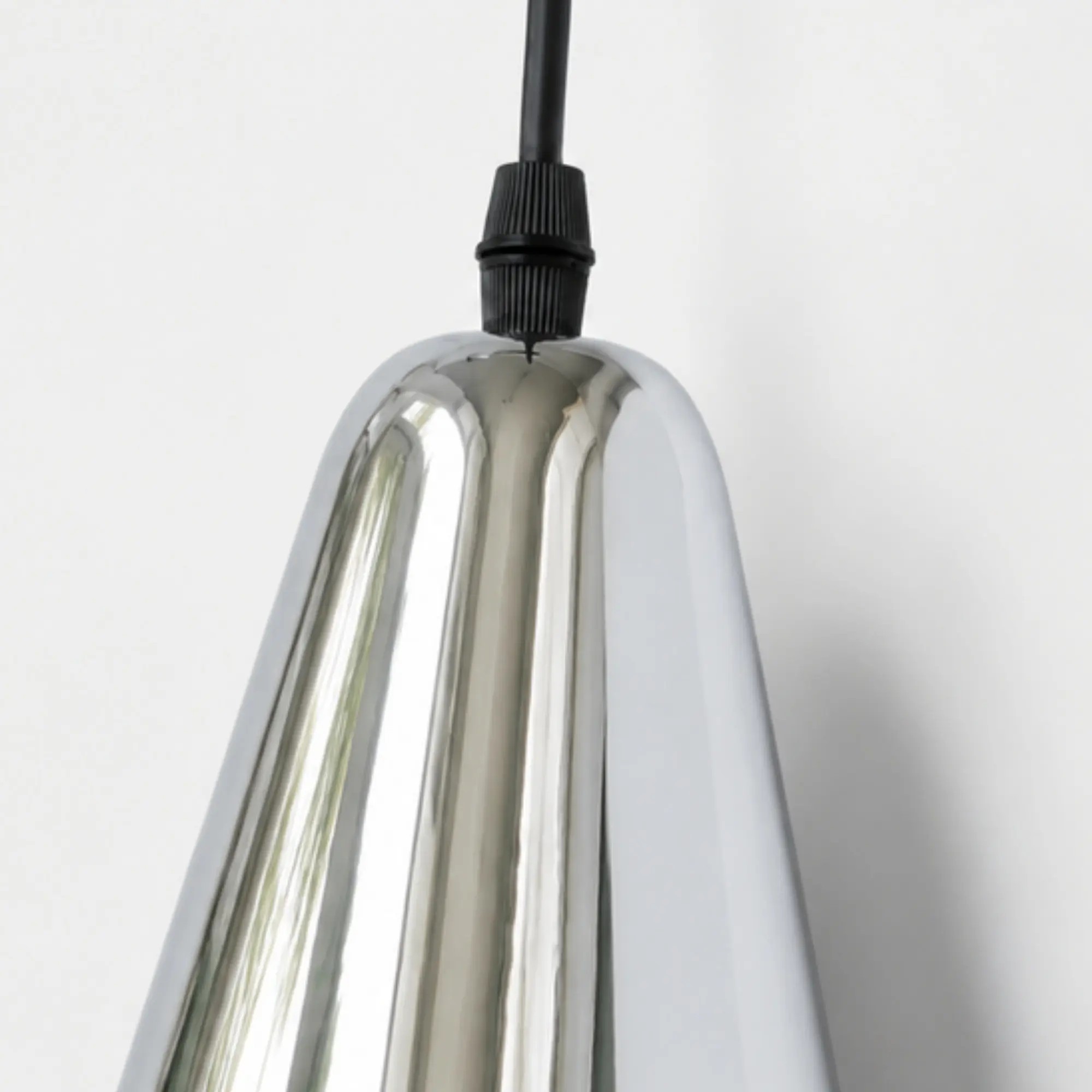 Gepolijste chromen rand van de lampenkap en detail van de snoeringang.
