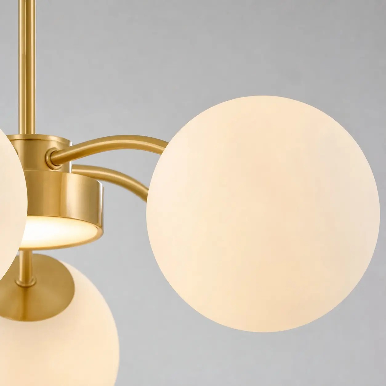 Verlichte bolvormige lampenkap van melkglas
