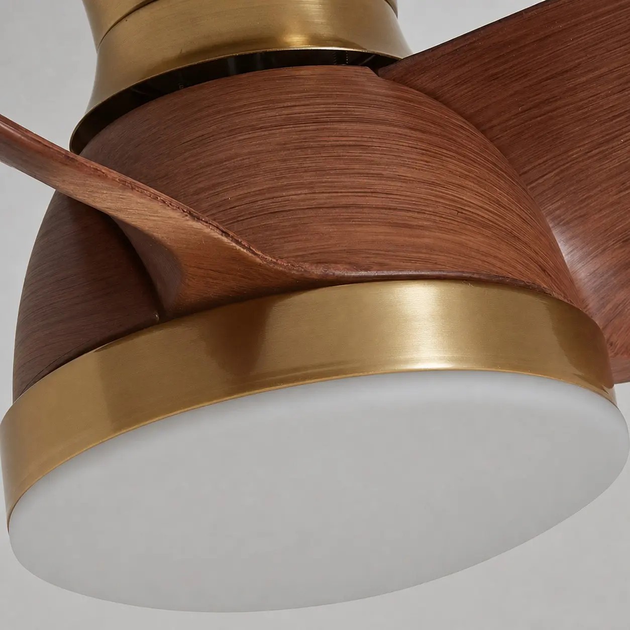 Cuerpo del ventilador con aspecto de madera y detalle de luz LED integrada.