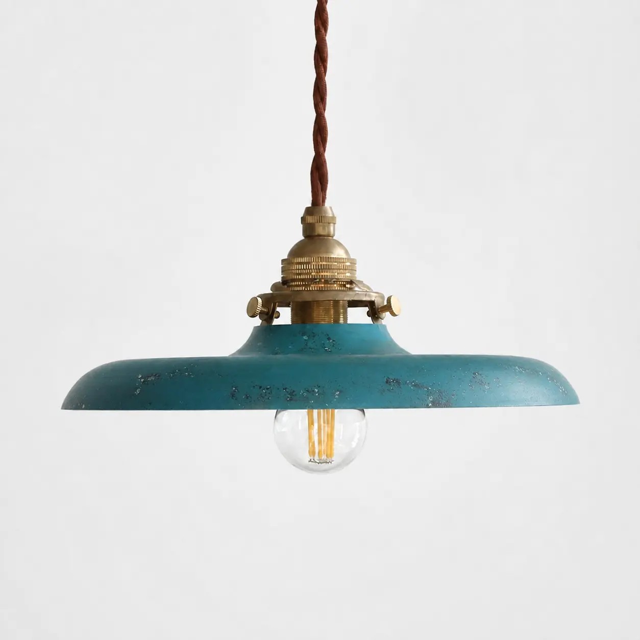 Suspension industrielle bleue vieillie
