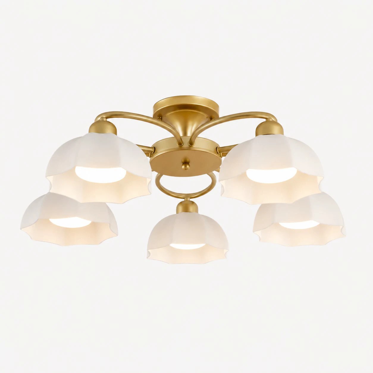 Plafondlamp met vijf lampen in messingkleur en witte glazen kappen.