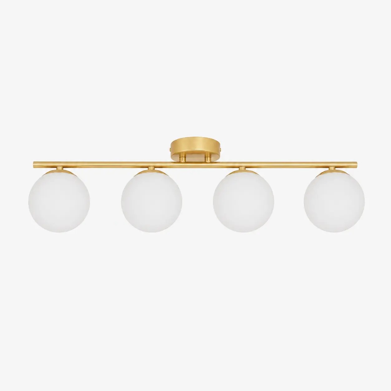 Lámpara de techo dorada de cuatro luces con pantallas de cristal opalino.