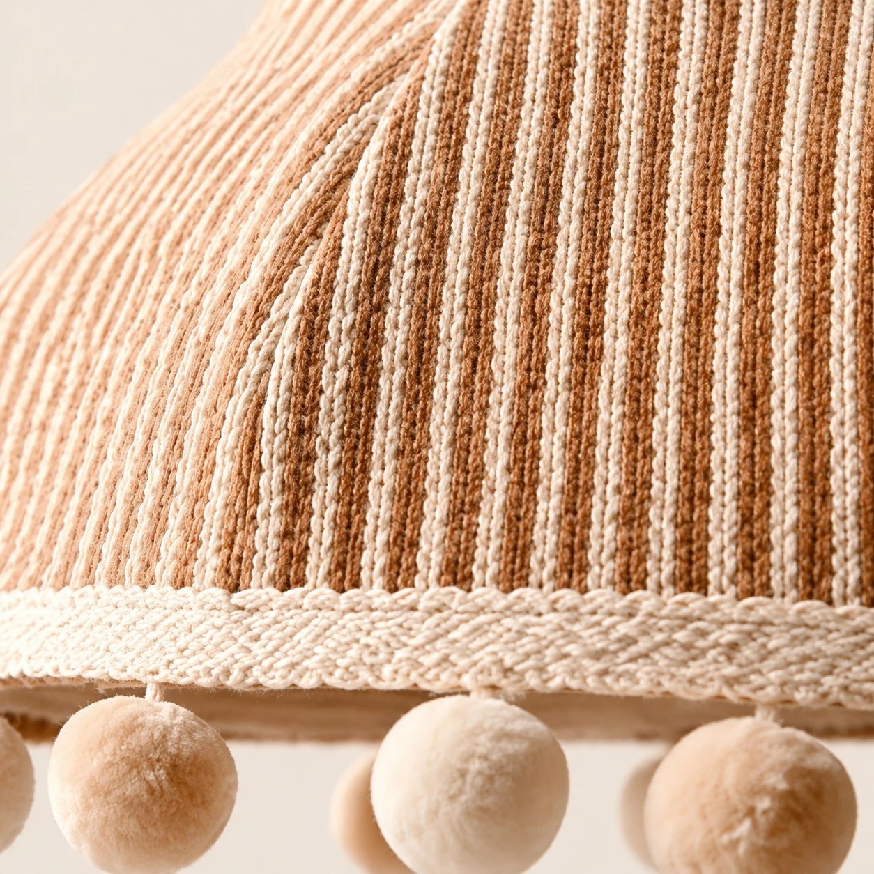 Suspension lumineuse en tissu à pompons couleur crème française
