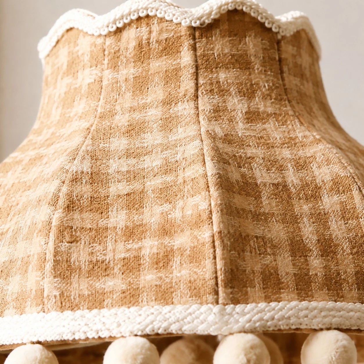 Suspension lumineuse en tissu à pompons couleur crème française