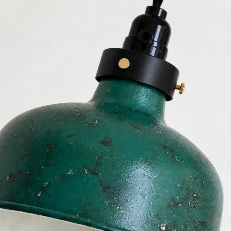 Detailweergave van een verweerde metalen lampenkap