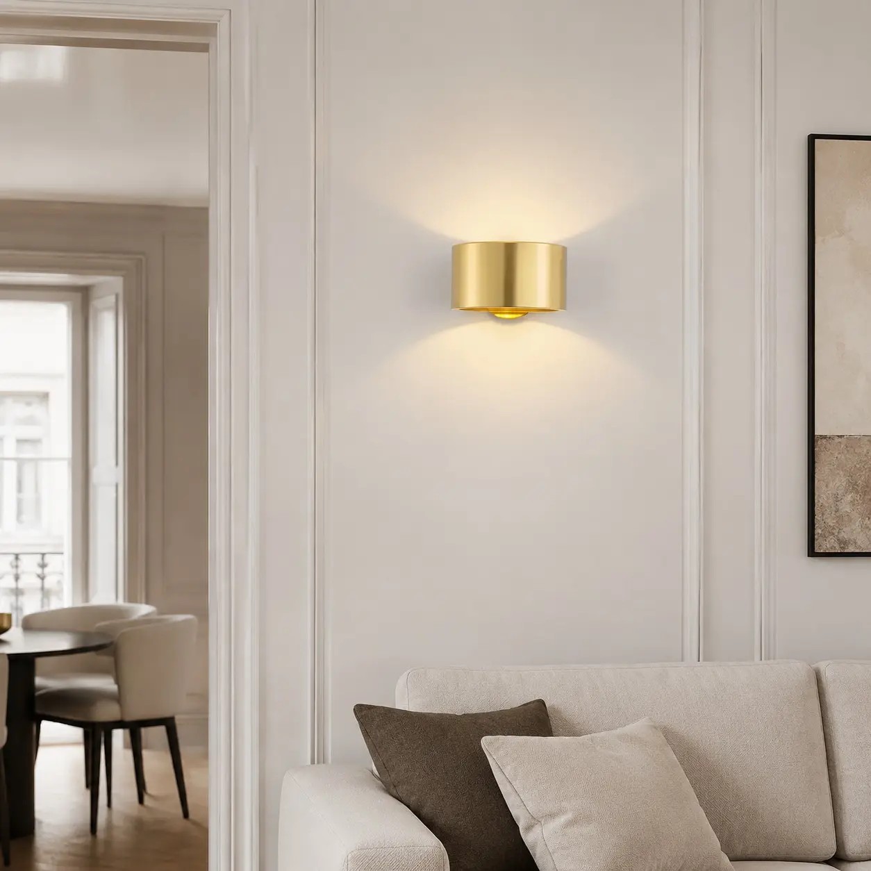 Aplique de pared de latón dorado en un interior refinado