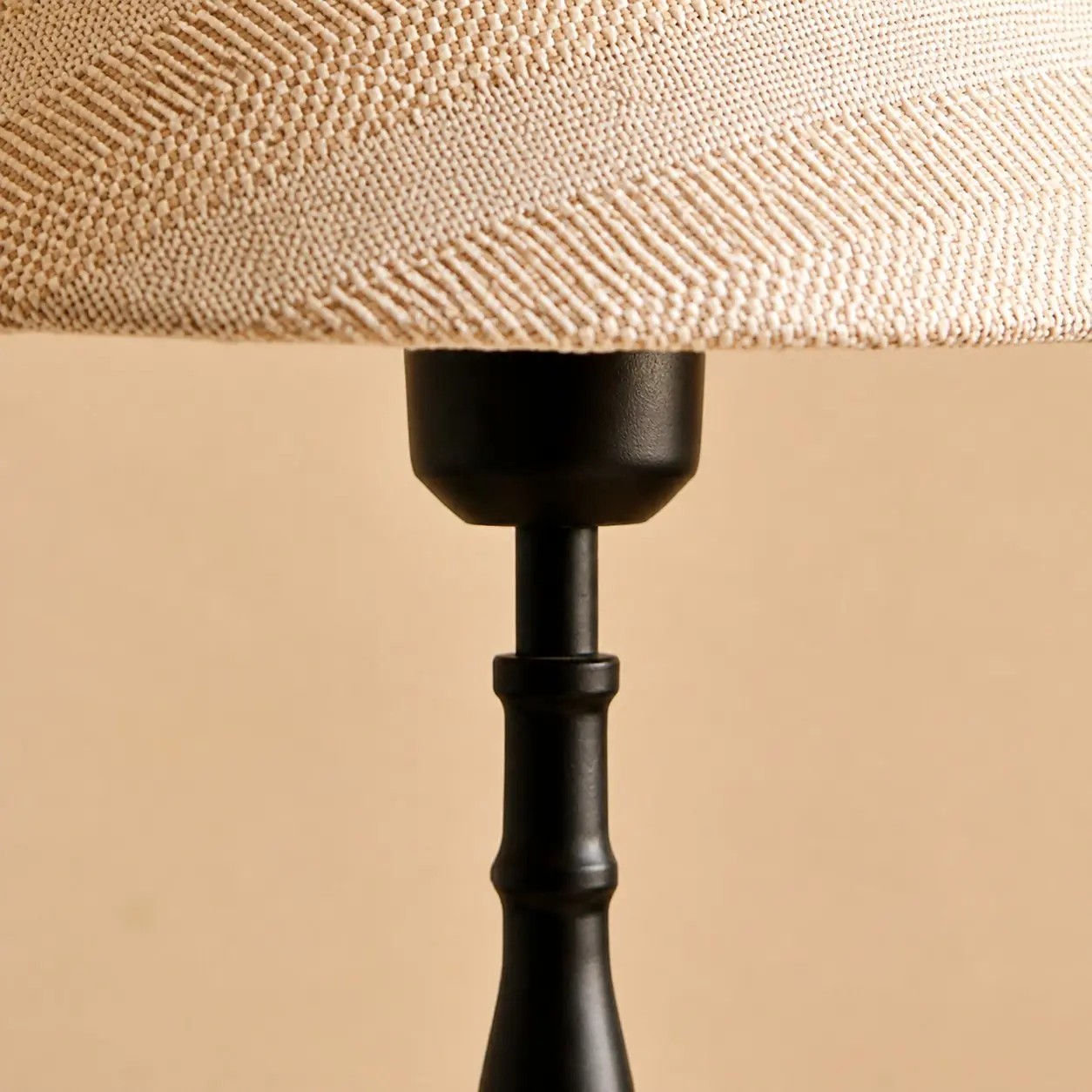 Detailopname van de verbinding tussen de stoffen lampenkap en het lampframe.