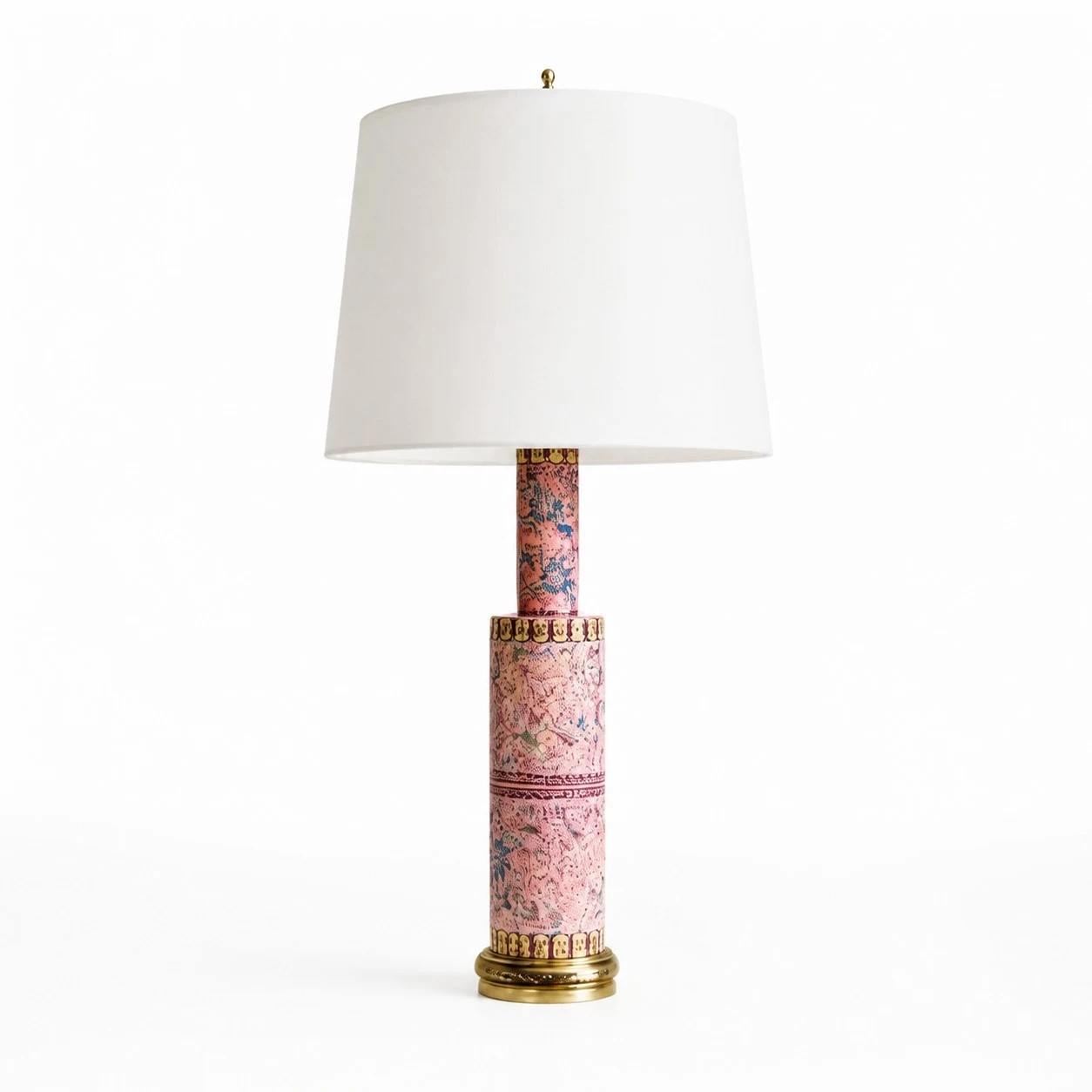 Keramische tafellamp met bloemenmotief op een witte achtergrond