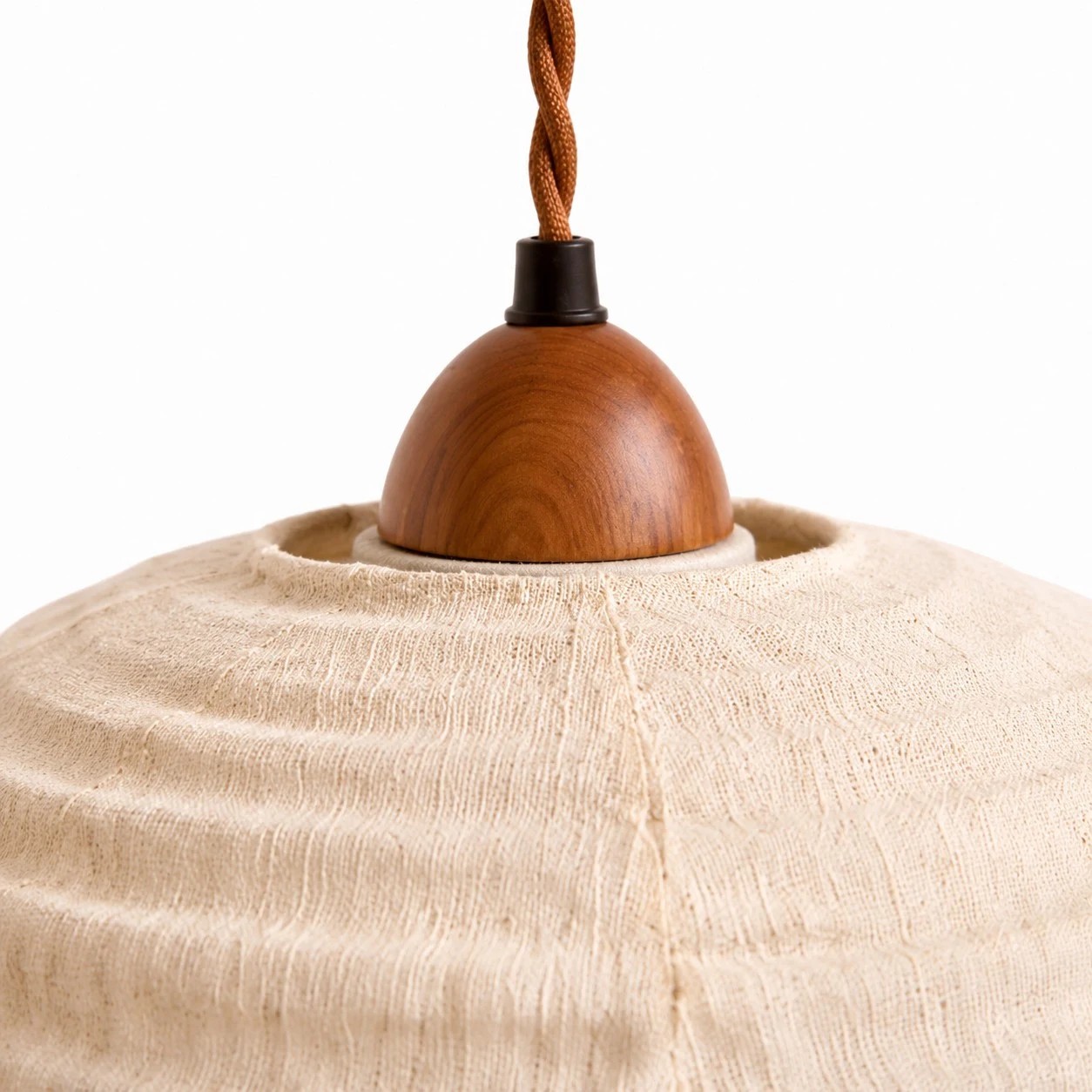 Nahaufnahme der Holzplatte und des geflochtenen Kabels