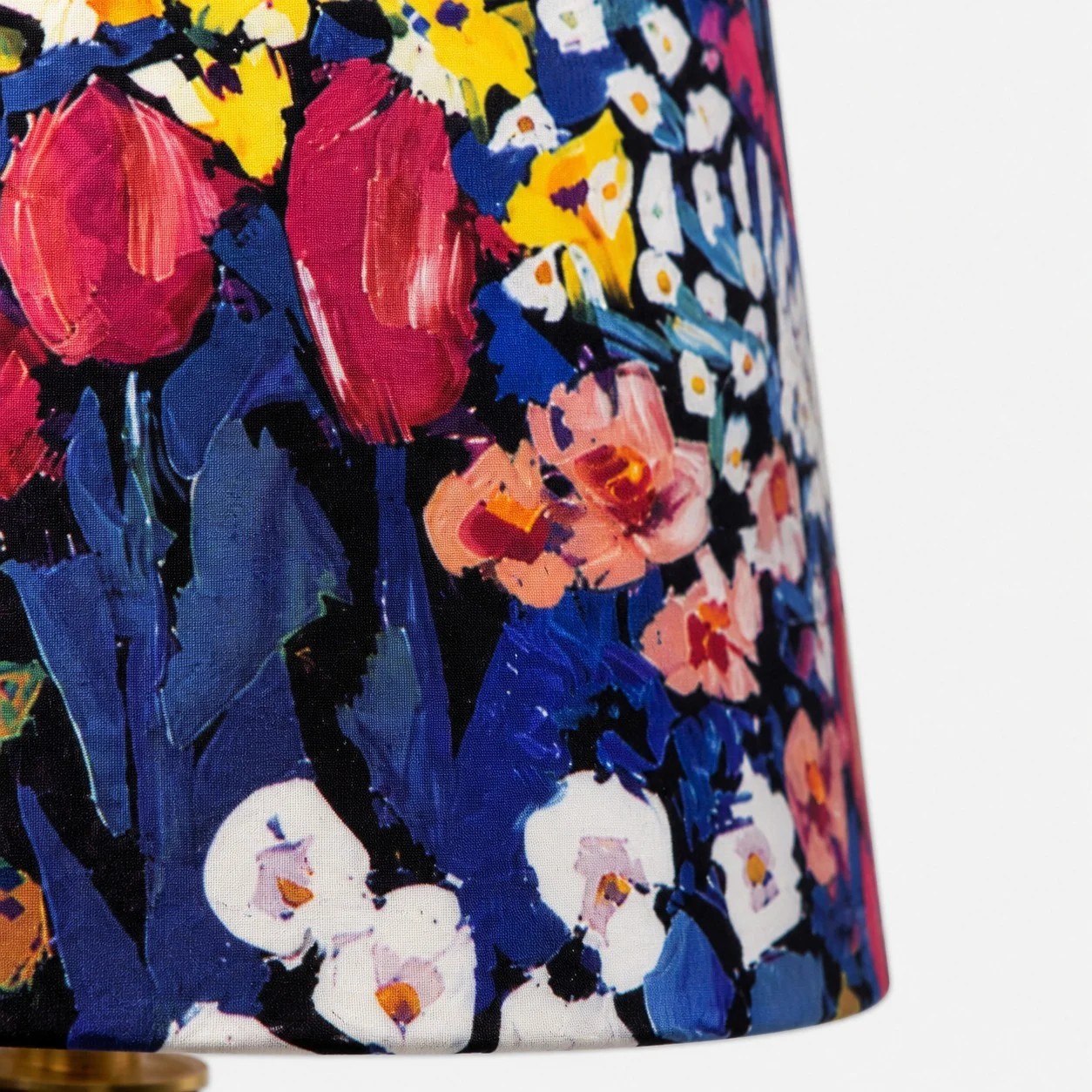 Details van de stof met bloemenmotief in de schilderslook