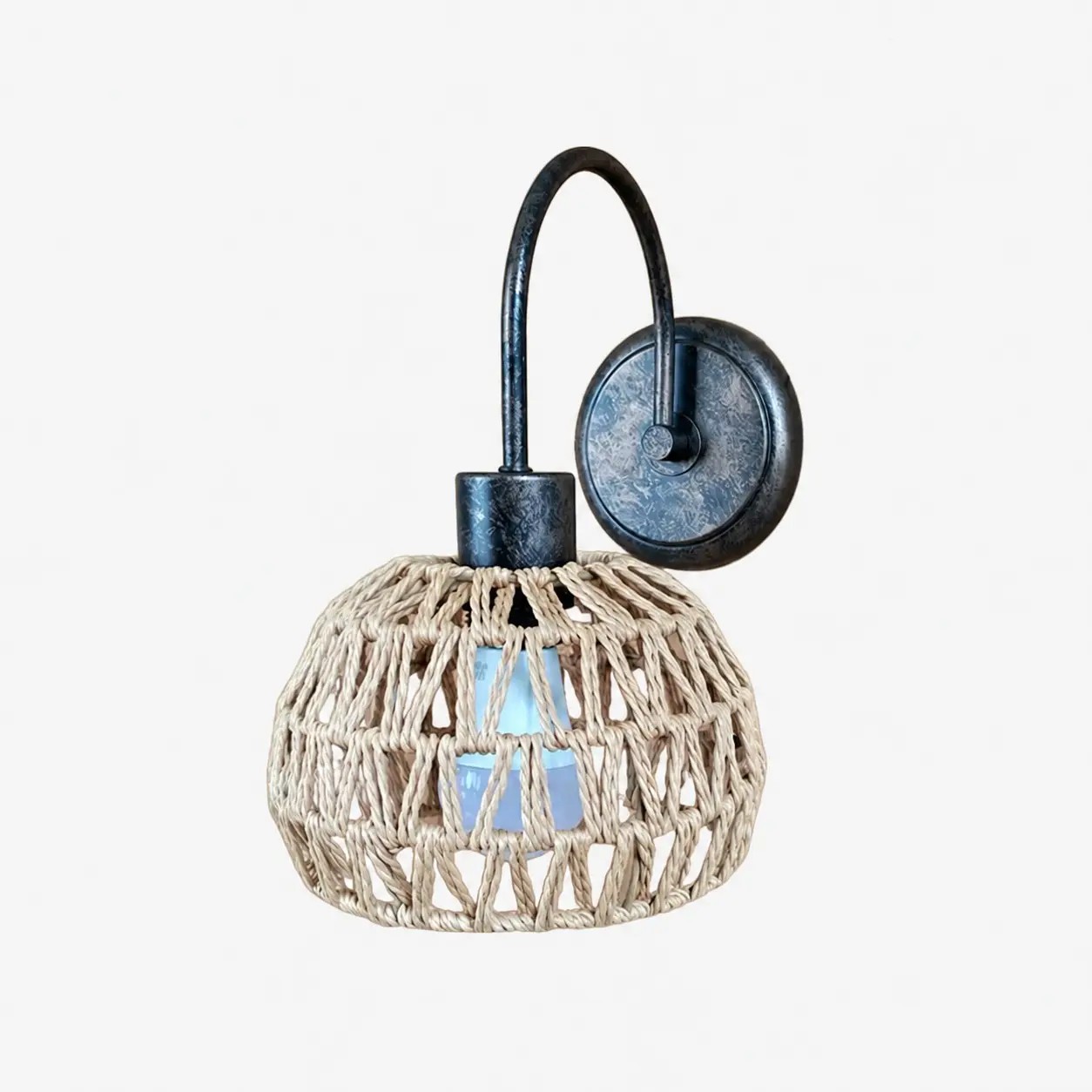 Shade A, een geweven rotan wandlamp in antiek messing.