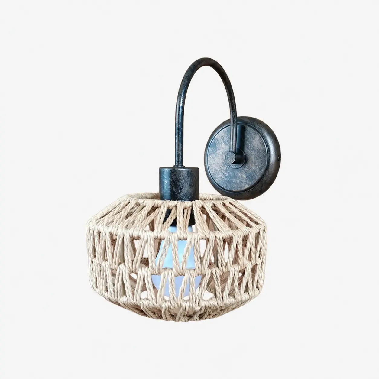 Shade B wandlamp van geweven rotan in antiek messing