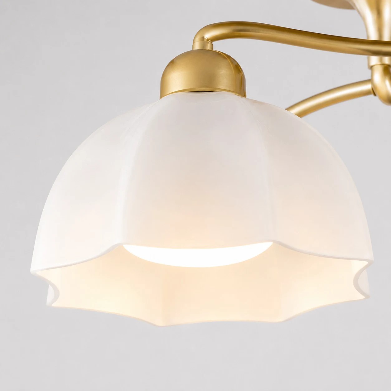 Bloemvormig wit glazen lampenkapdetail