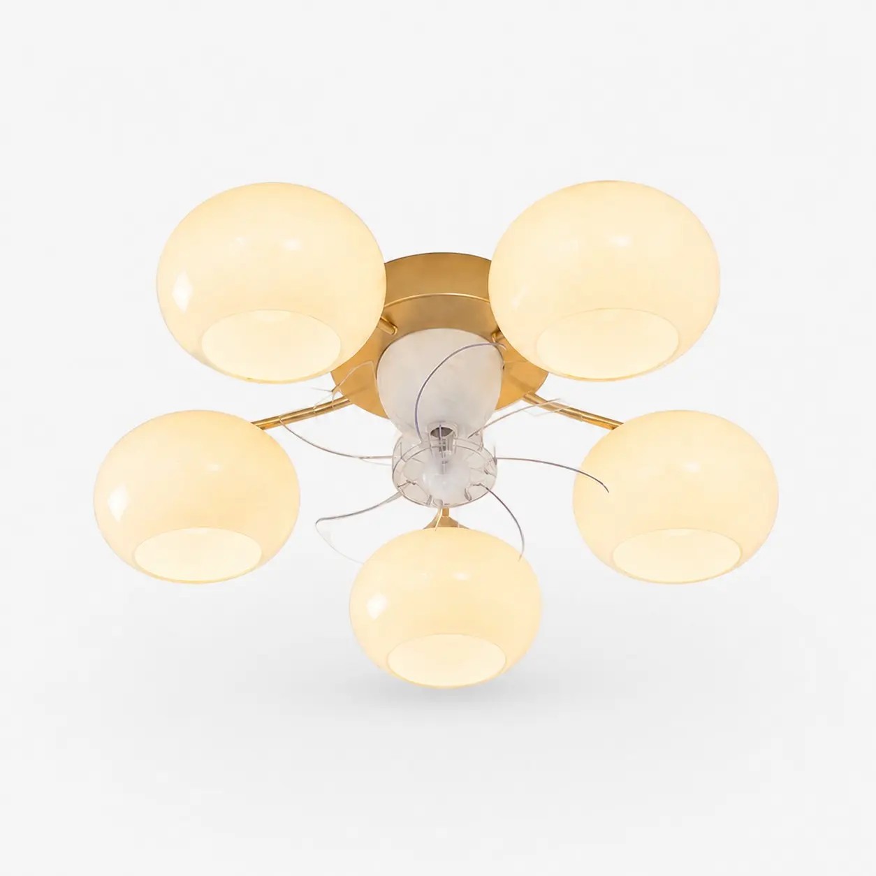 Moderne plafondventilatorlamp met 5 lampen in goudkleur en witte glazen kappen.