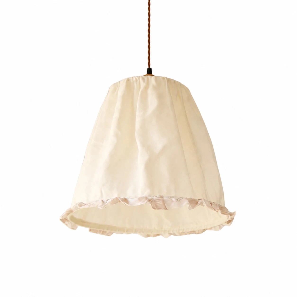 Suspension en tissu ivoire froncé sur fond blanc pur