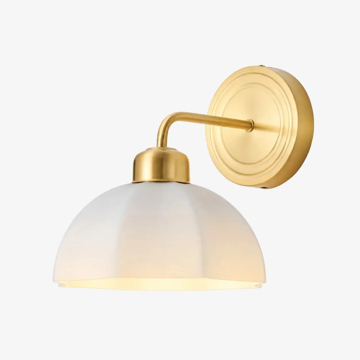 Lámpara de pared de cristal blanco opalino con marco de metal cálido.