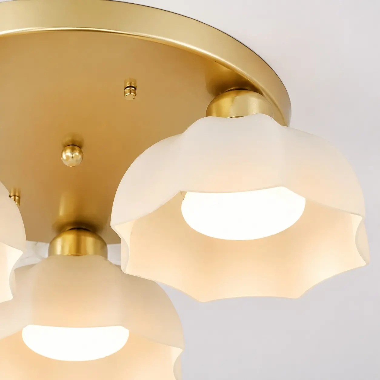 Vit glasskärm och guldfärgade detaljer
