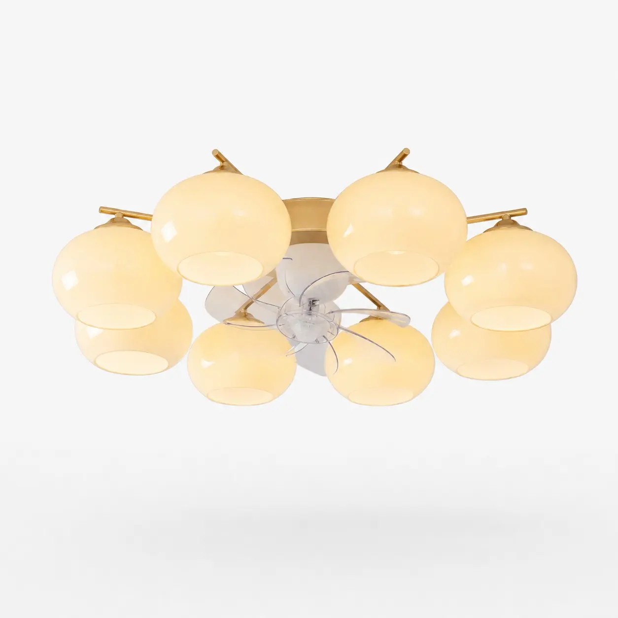 Moderne plafondventilator met 8 lampen in goudkleur en witte glazen kappen.