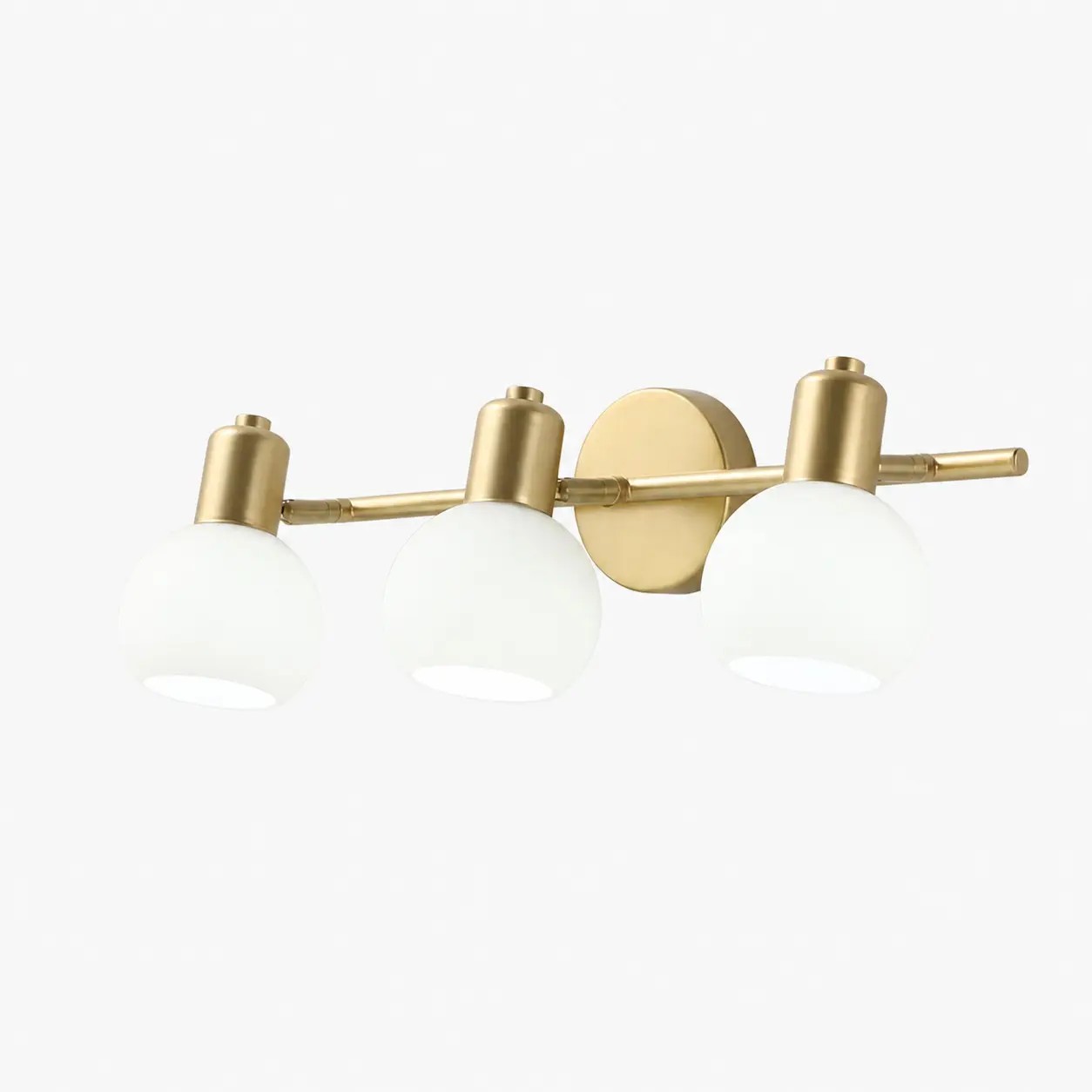 Aplique de pared de hierro dorado de tres luces con pantallas de cristal.