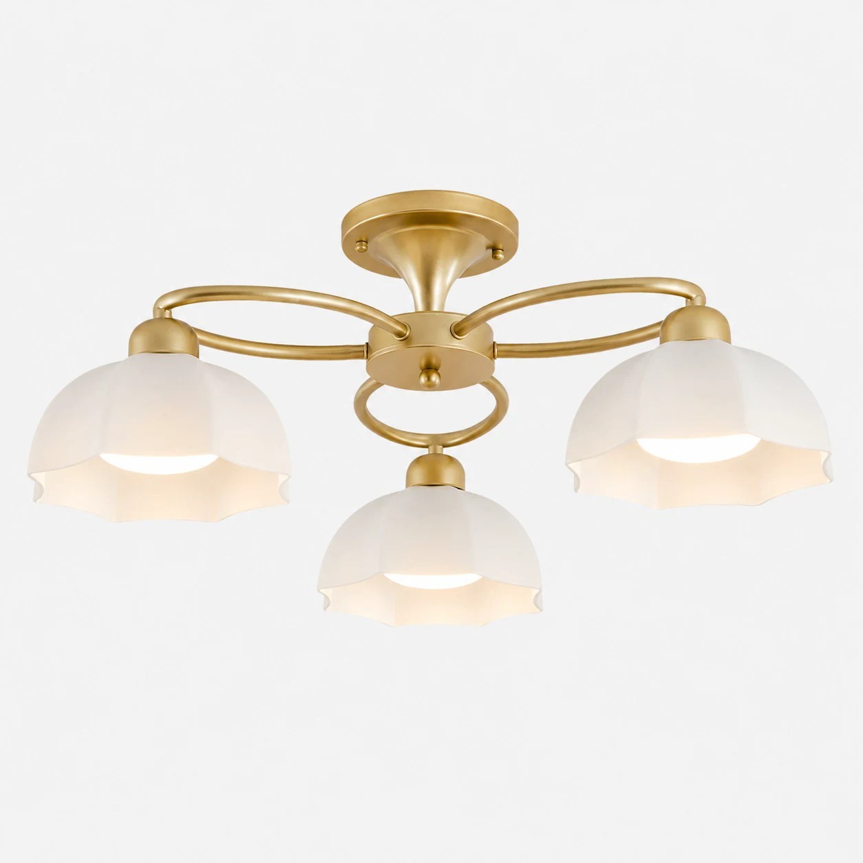 Plafondlamp met drie lampen in messingkleur en witte glazen kappen.